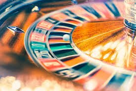 Panel kontrol permainan Three Card Poker dengan tombol fold dan play